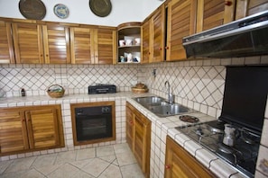 Casa, 2 habitaciones | Cocina privada | Refrigerador, horno, parrilla de estufa y lavavajillas 
