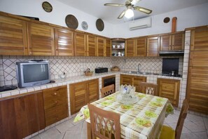 House, 2 Bedrooms | Private kitchen | Fridge, oven, stovetop, dishwasher - Villetta Fiore (Portoferraio)