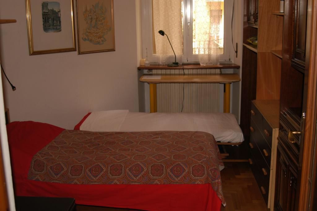 Kamer, 2 eenpersoonsbedden, gemeenschappelijke badkamer | Extra bedden (toeslag), wifi (toeslag), beddengoed