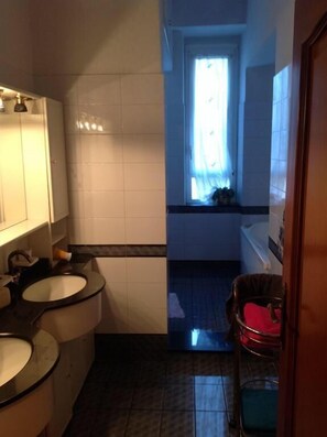 Een bidet, handdoeken