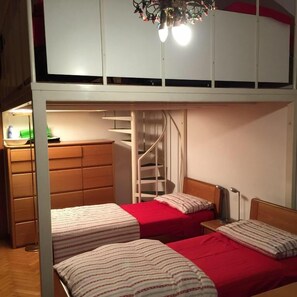 Standaard vierpersoonskamer, Meerdere bedden, niet-roken | Extra bedden (toeslag), wifi (toeslag), beddengoed