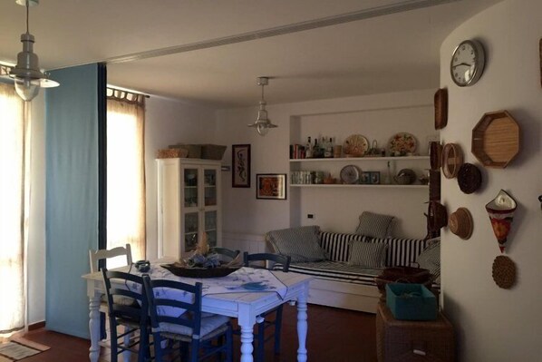 Apartment, 2 Schlafzimmer | Wohnbereich | Flachbildfernseher