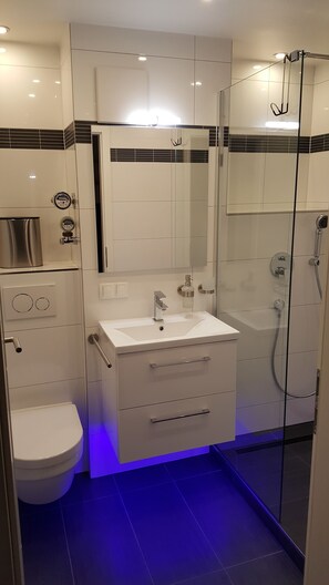 Apartment | Bathroom | Shower, rainfall showerhead, hair dryer, towels