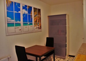 Apartment | Eigene Küche | Großer Kühlschrank, Mikrowelle, Ofen, Herdplatte