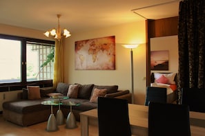 Apartment | Living area | Flat-screen TV, DVD player - Weststadtblick (Heidelberg)