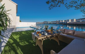 تناول الطعام بالخارج