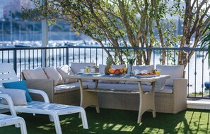 تناول الطعام بالخارج