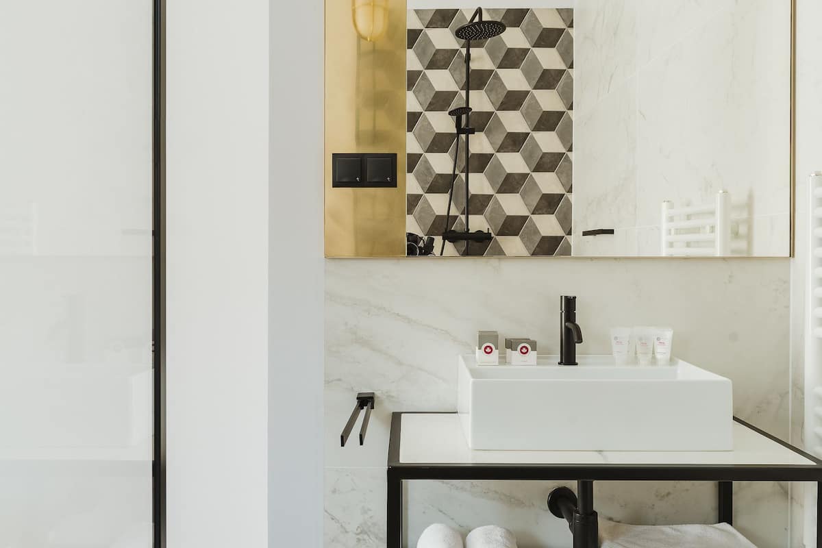 deluxe apartment, 1 queen bed with sofa bed, non smoking, courtyard view (moderna) | bathroom | shower, rainfall showerhead, hair dryer, bathrobes