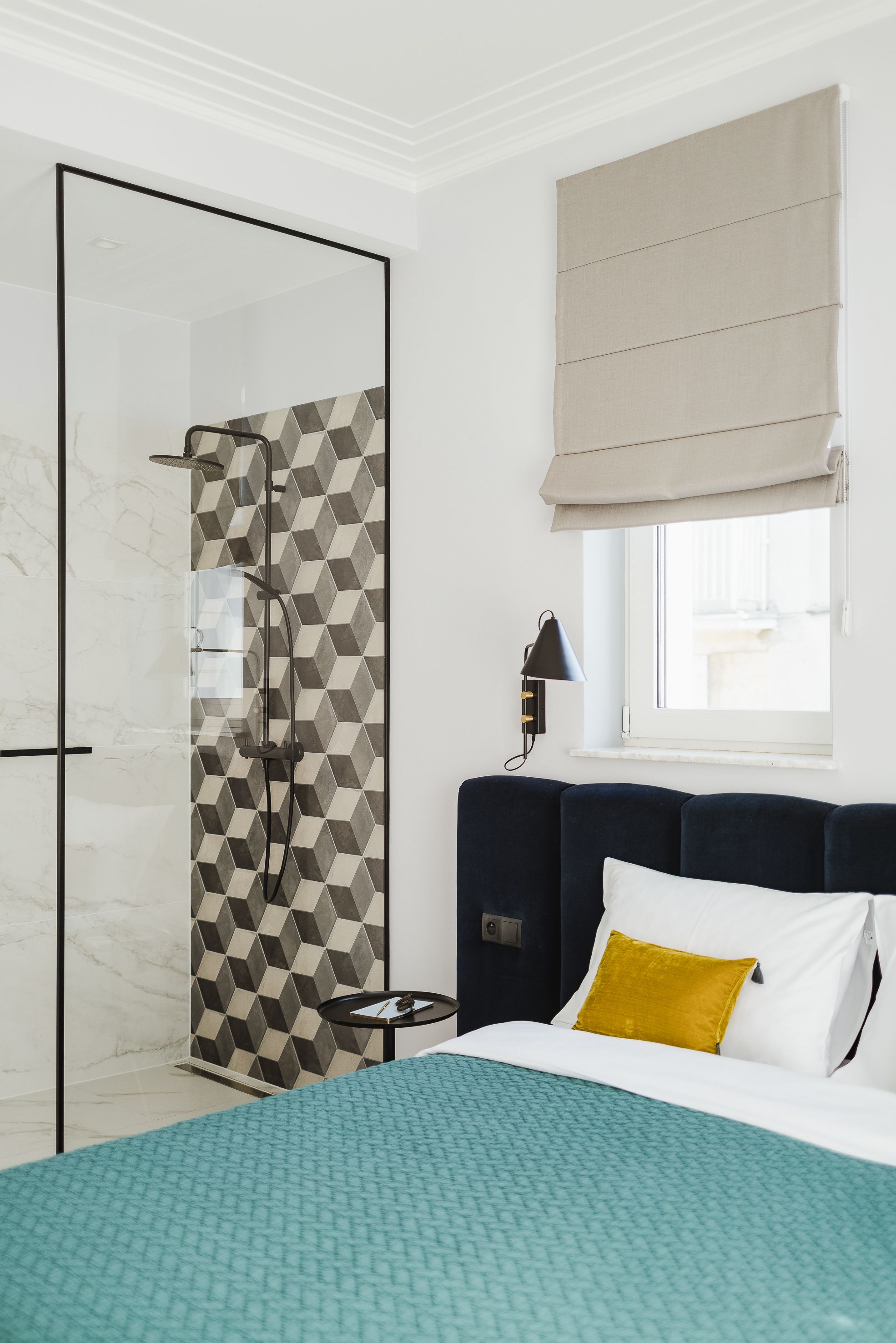 Une chambre d’hôtel moderne dotée d’un grand lit, d’une douche et d’une fenêtre offrant une belle vue.