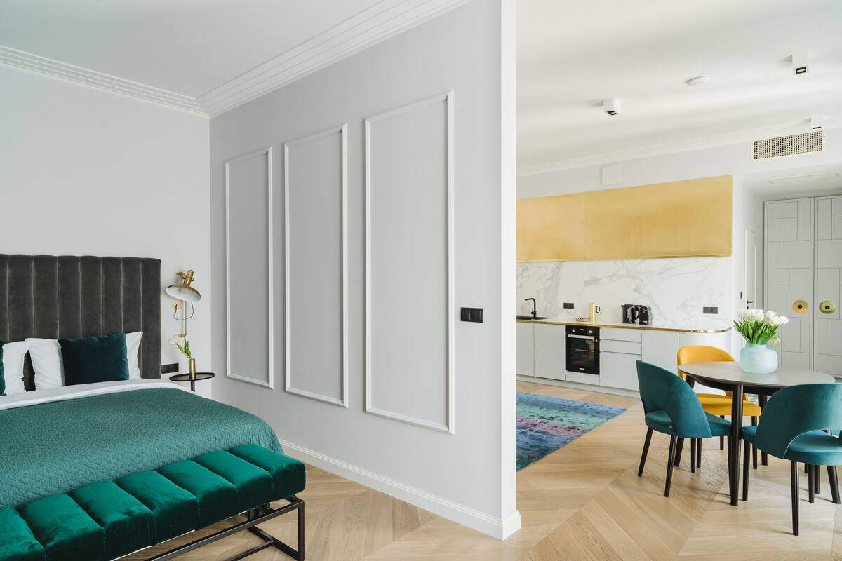 Un dormitorio moderno con una cama grande, una mesita de noche y un velador.