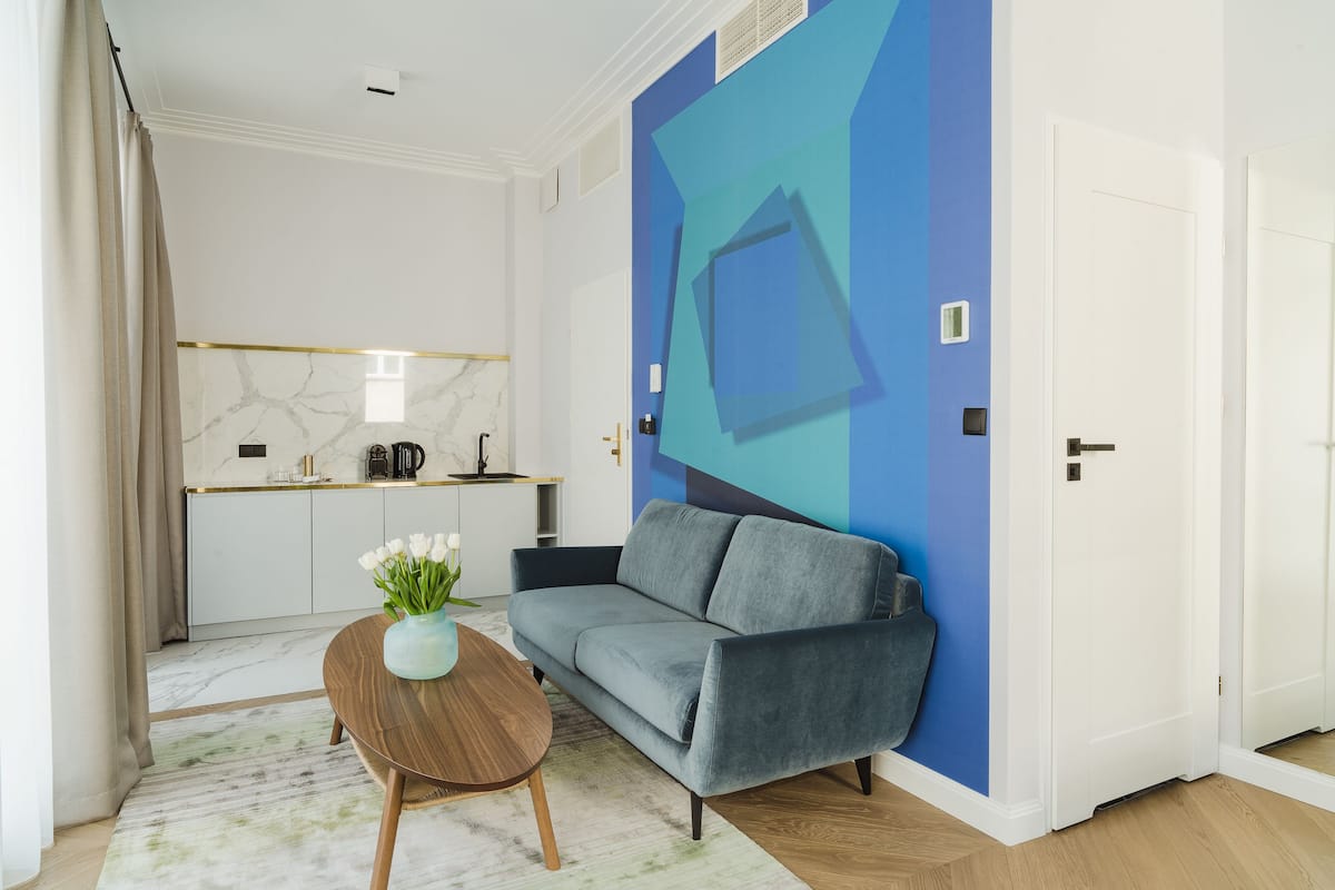 standard double room, 1 queen bed, non smoking, courtyard view (forma) | living room | tv