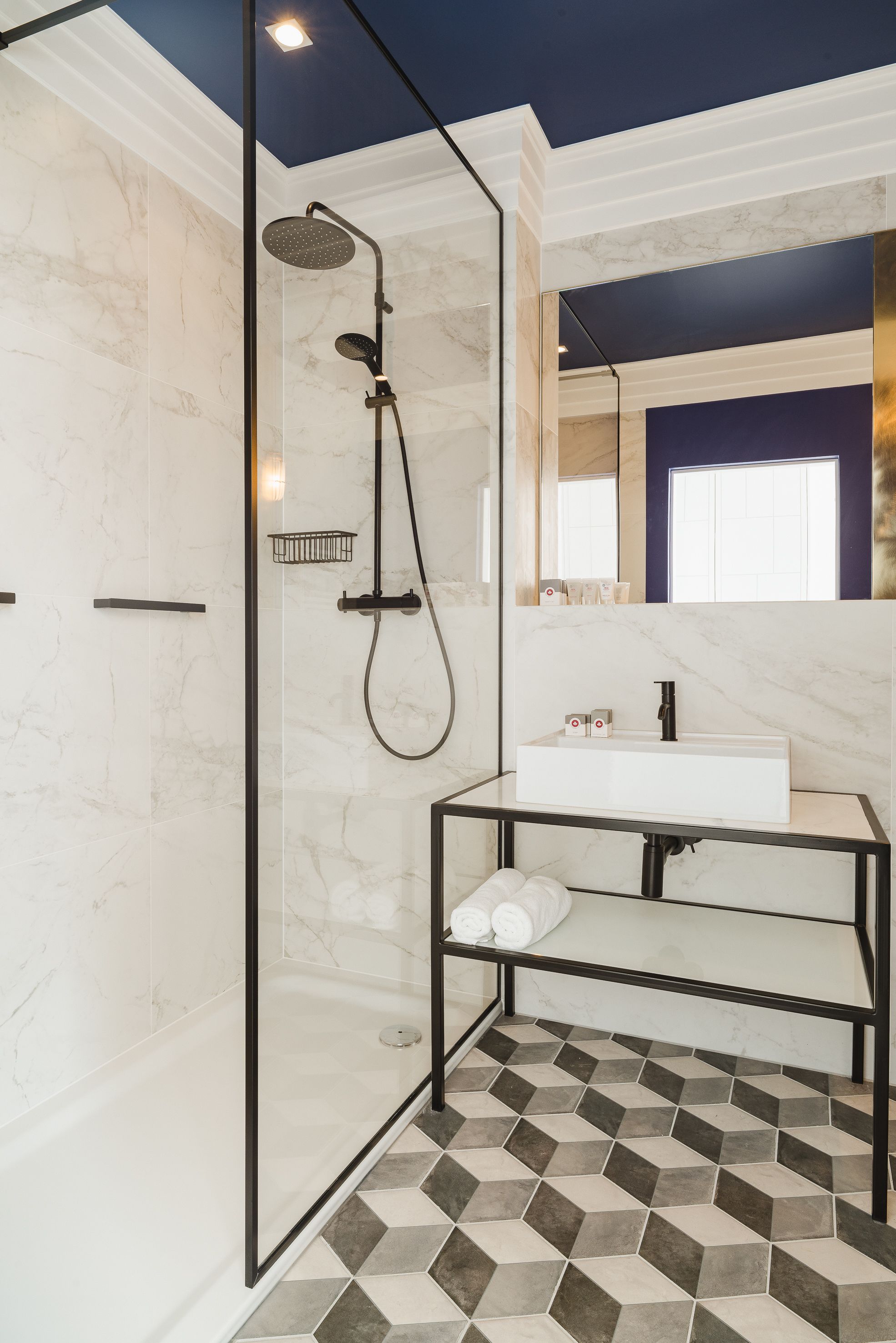 deluxe apartment, 1 queen bed with sofa bed, non smoking, courtyard view (moderna) | bathroom | shower, rainfall showerhead, hair dryer, bathrobes