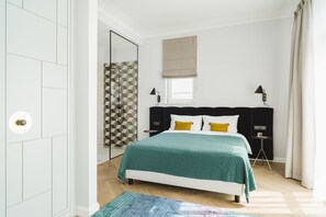 Lägenhet Deluxe - 1 queensize-säng med bäddsoffa - icke-rökare - utsikt mot innergården (Moderna) | Värdeförvaringsskåp på rummet, skrivbord och arbetsyta för laptop