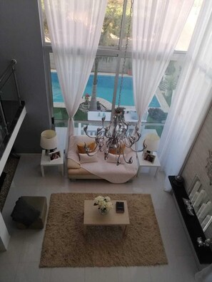 Luksusvilla, 5 soverom | Oppholdsrom | Flatskjerm-TV