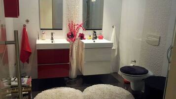 Separate bathtub and shower, deep-soaking bathtub, free toiletries