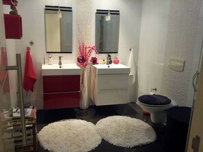 Bañera y ducha independientes y bañera profunda