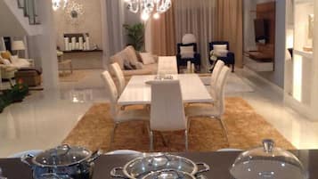 Luxury Villa, 5 Bedrooms | In-room dining