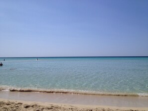 Nær stranden, solsenger og strandhåndklær