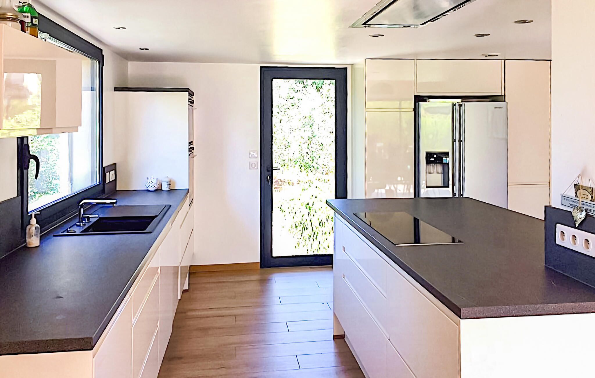 Réfrigérateur, plaque de cuisson, lave-vaisselle, cafetière/bouilloire