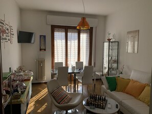 Family Room, Non Smoking, Private Bathroom (External) | Living area