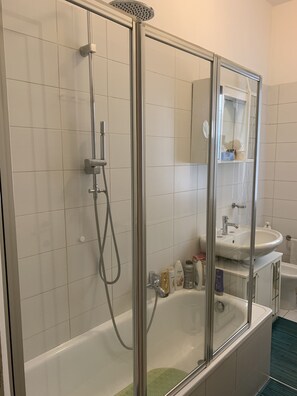 家庭房, 无烟房, 私人浴室 (External) | 浴室 | 淋浴/盆浴组合、深泡浴缸、大花洒淋浴喷头、吹风机