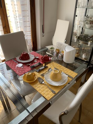 Habitación familiar, para no fumadores, baño privado (External) | Área de sala de estar | Smart TV de 55 pulgadas con canales digitales, televisión y Netflix