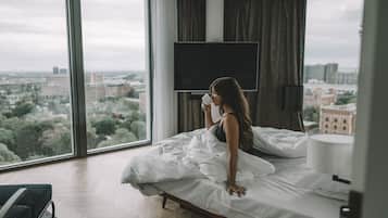 Executive Suite | Hypo-allergenic bedding, in-room safe, individually decorated, desk