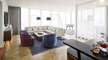 Una sala de estar moderna con un sofá modular, una mesa de centro y un comedor con mesa y sillas.