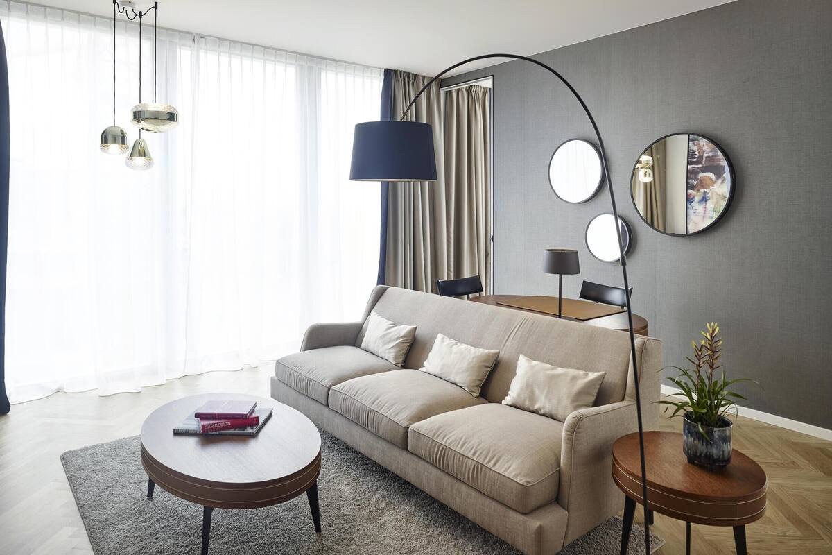 Suite, 1 cama de matrimonio grande, vistas al parque | Ropa de cama hipoalergénica, caja fuerte, escritorio