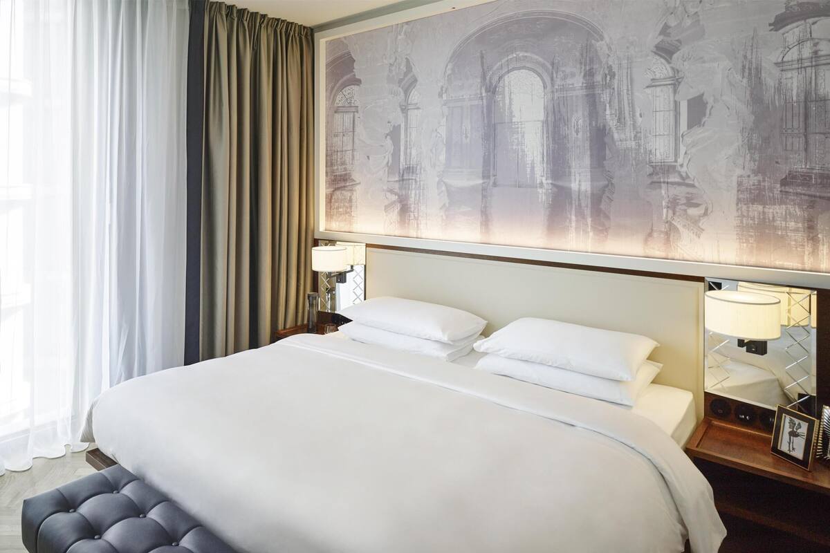 Suite, 1 cama de matrimonio grande | Ropa de cama hipoalergénica, caja fuerte, escritorio
