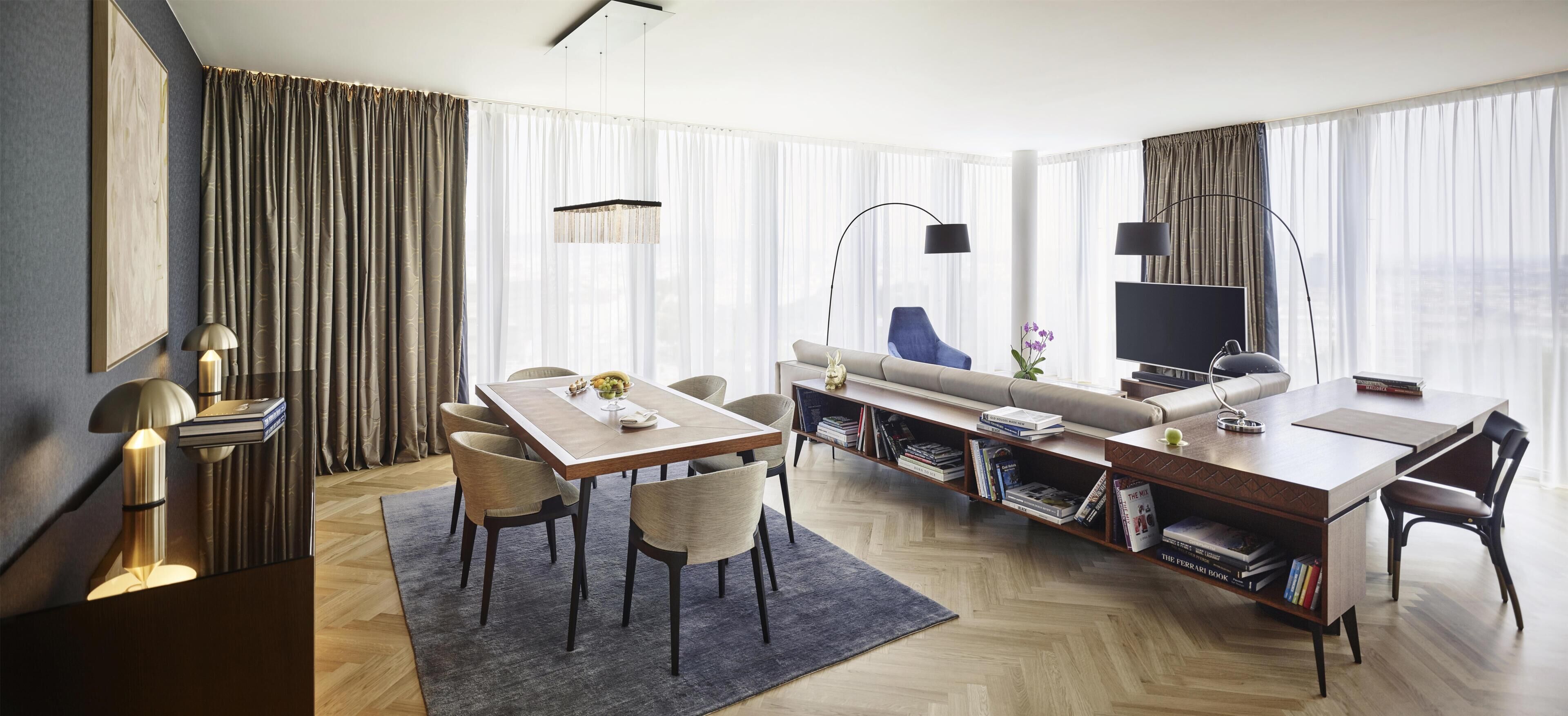 Executive-Suite | Allergikerbettwaren, Zimmersafe, individuell dekoriert, Schreibtisch