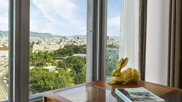Premium-Suite, 1 King-Bett (Skyline View) | Allergikerbettwaren, Zimmersafe, individuell dekoriert, Schreibtisch