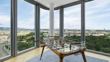 Suite (Penthouse) | Hypo-allergenic bedding, in-room safe, individually decorated, desk
