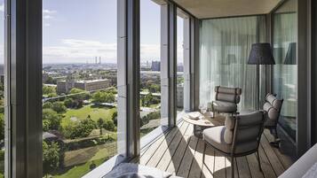 Ropa de cama hipoalergénica y caja de seguridad en la habitación