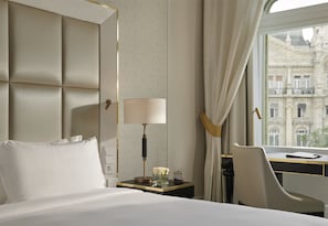 Egyptian cotton sheets, premium bedding, pillow-top beds, minibar - Párisi Udvar Hotel Budapest, part of Hyatt (Budapest)