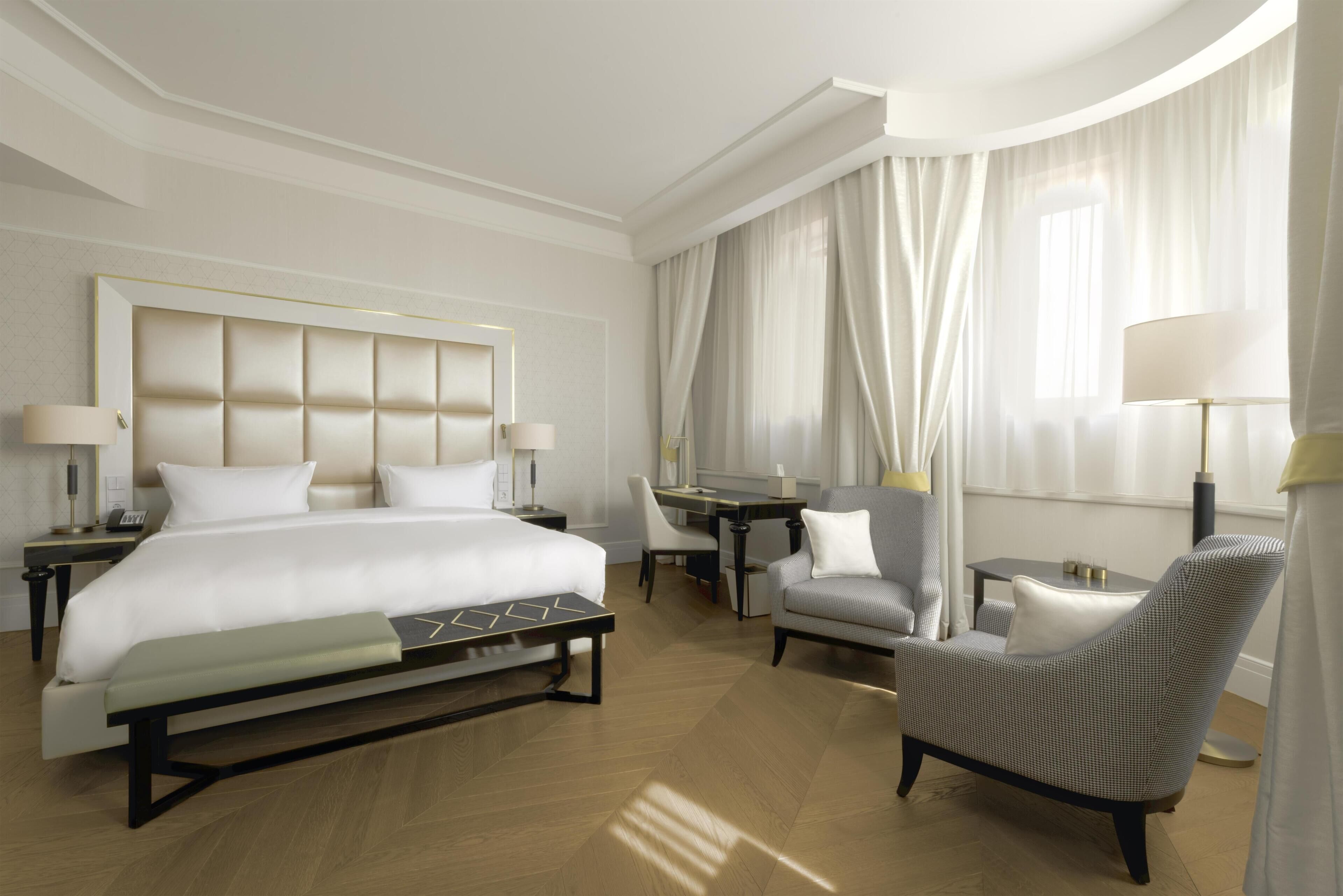 Suite, Corner | Egyptian cotton sheets, premium bedding, pillowtop beds, minibar