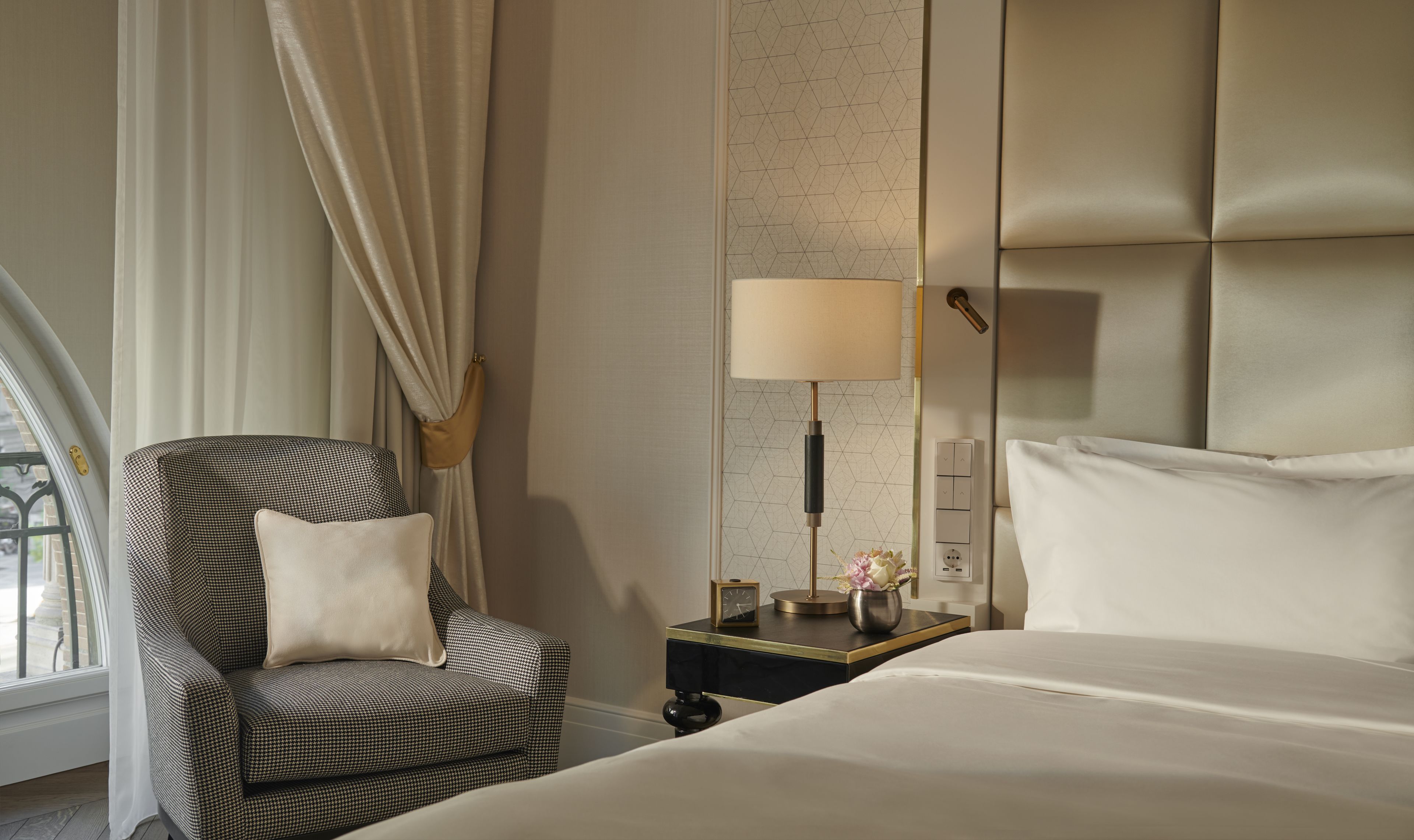 Egyptian cotton sheets, premium bedding, pillowtop beds, minibar