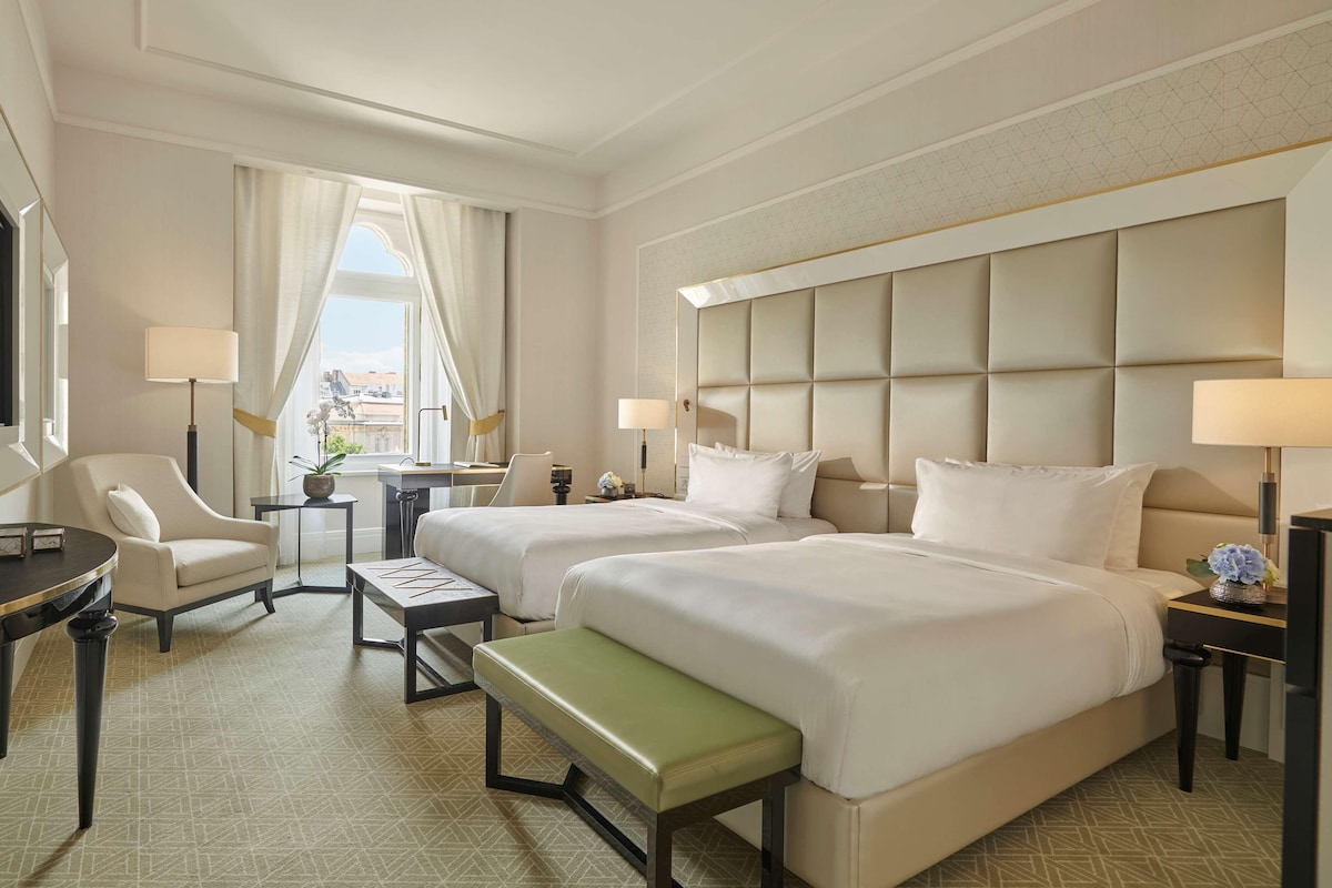 Egyptian cotton sheets, premium bedding, pillowtop beds, minibar