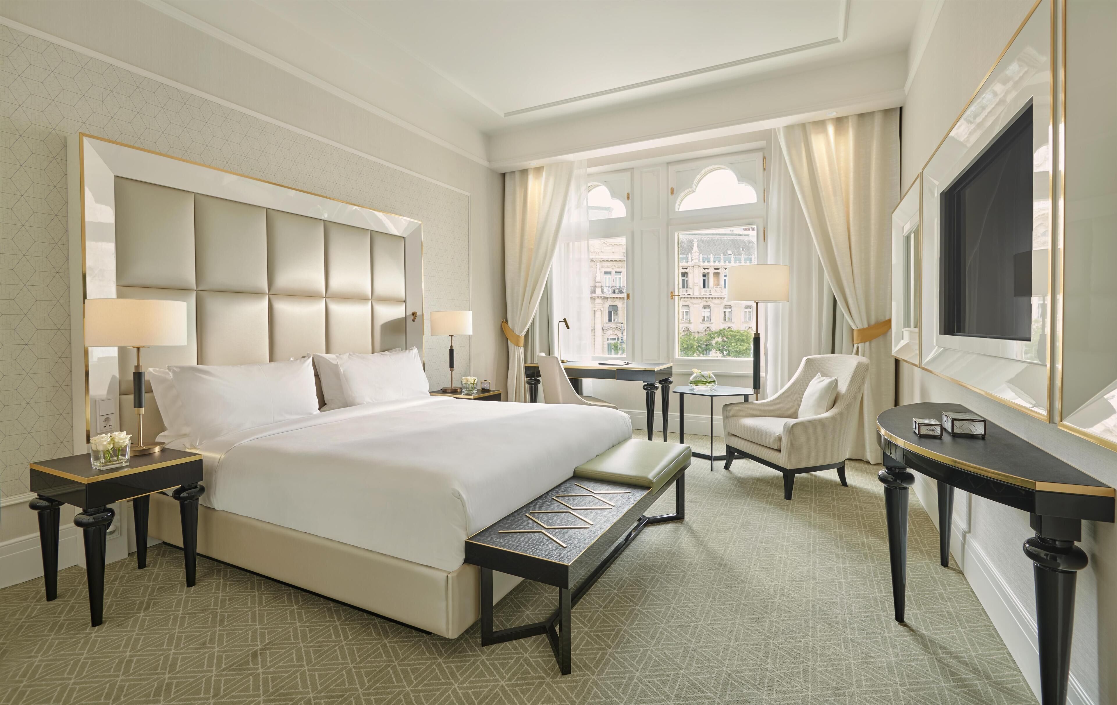 Deluxe Room, 1 King Bed, City View | Egyptian cotton sheets, premium bedding, pillowtop beds, minibar