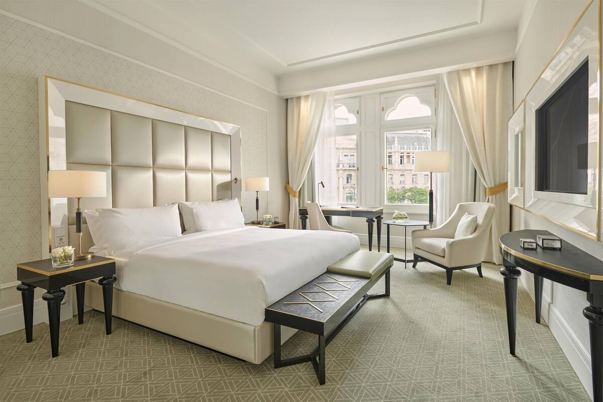 Deluxe Room, 1 King Bed, City View | Egyptian cotton sheets, premium bedding, pillowtop beds, minibar