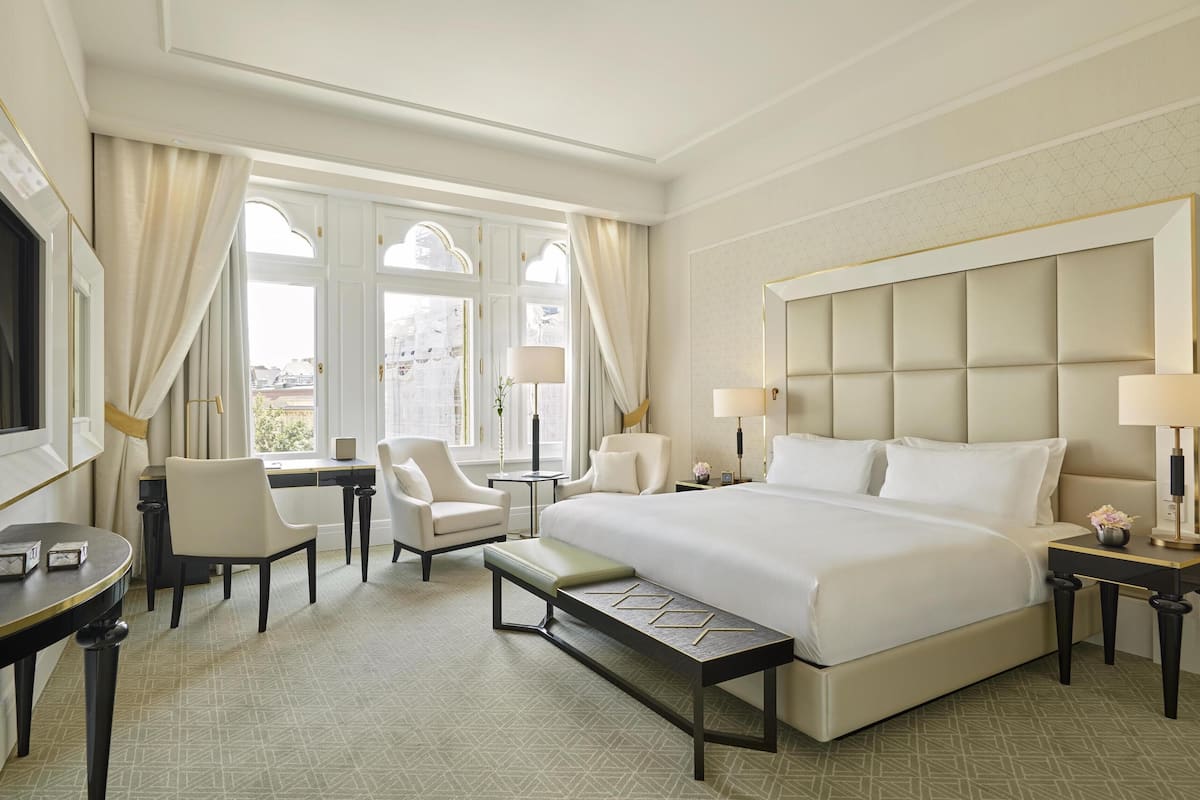 Premium Room, 1 King Bed, City View | Egyptian cotton sheets, premium bedding, pillowtop beds, minibar
