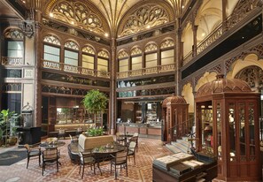 供應早餐、午餐和晚餐,當地和國際料理