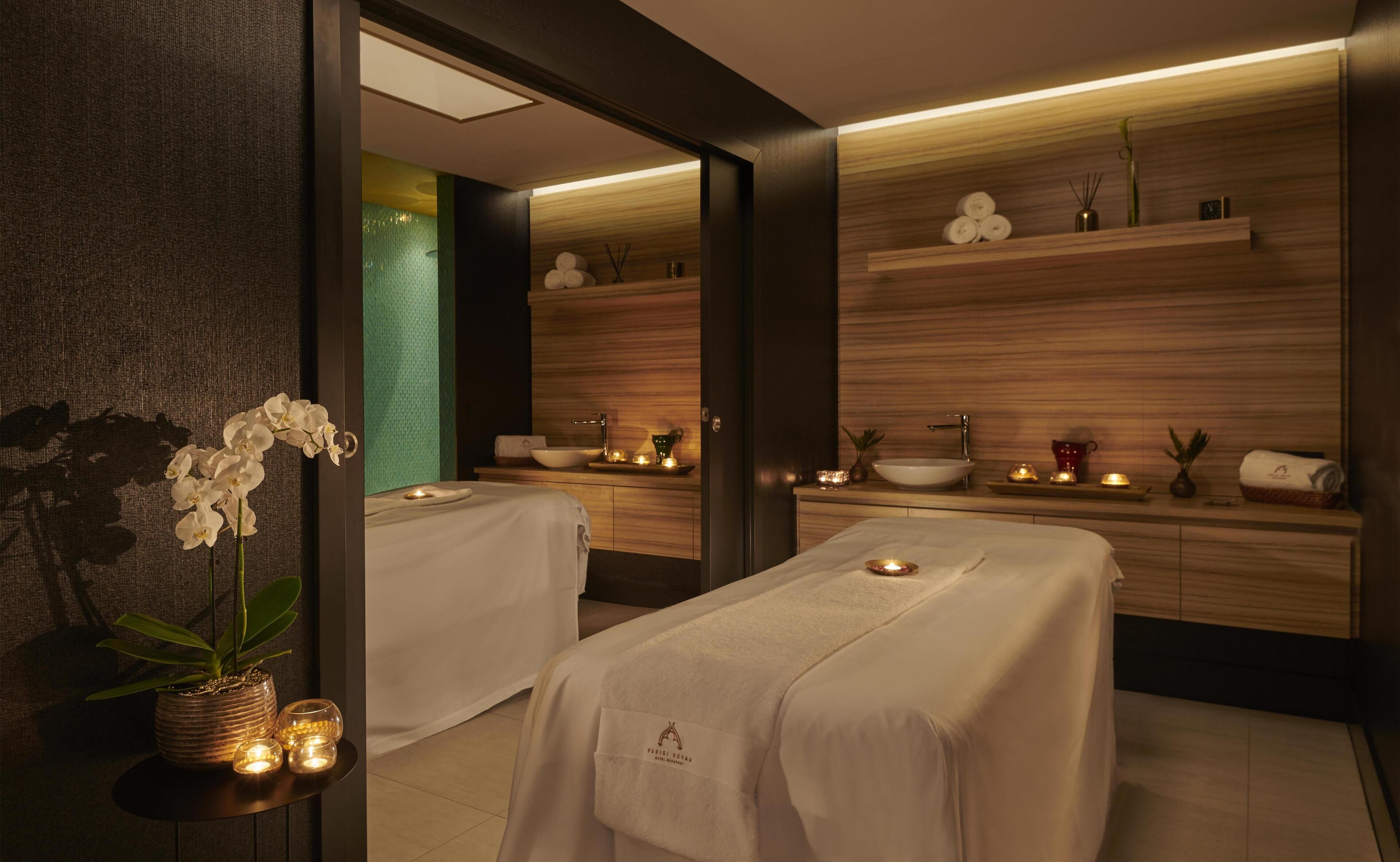 Salas de tratamiento para parejas, un sauna, una bañera de hidromasaje