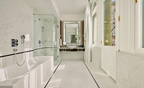 Phòng Suite, góc | Phòng tắm | Vòi sen/bồn tắm kết hợp, vòi sen phun mưa 
