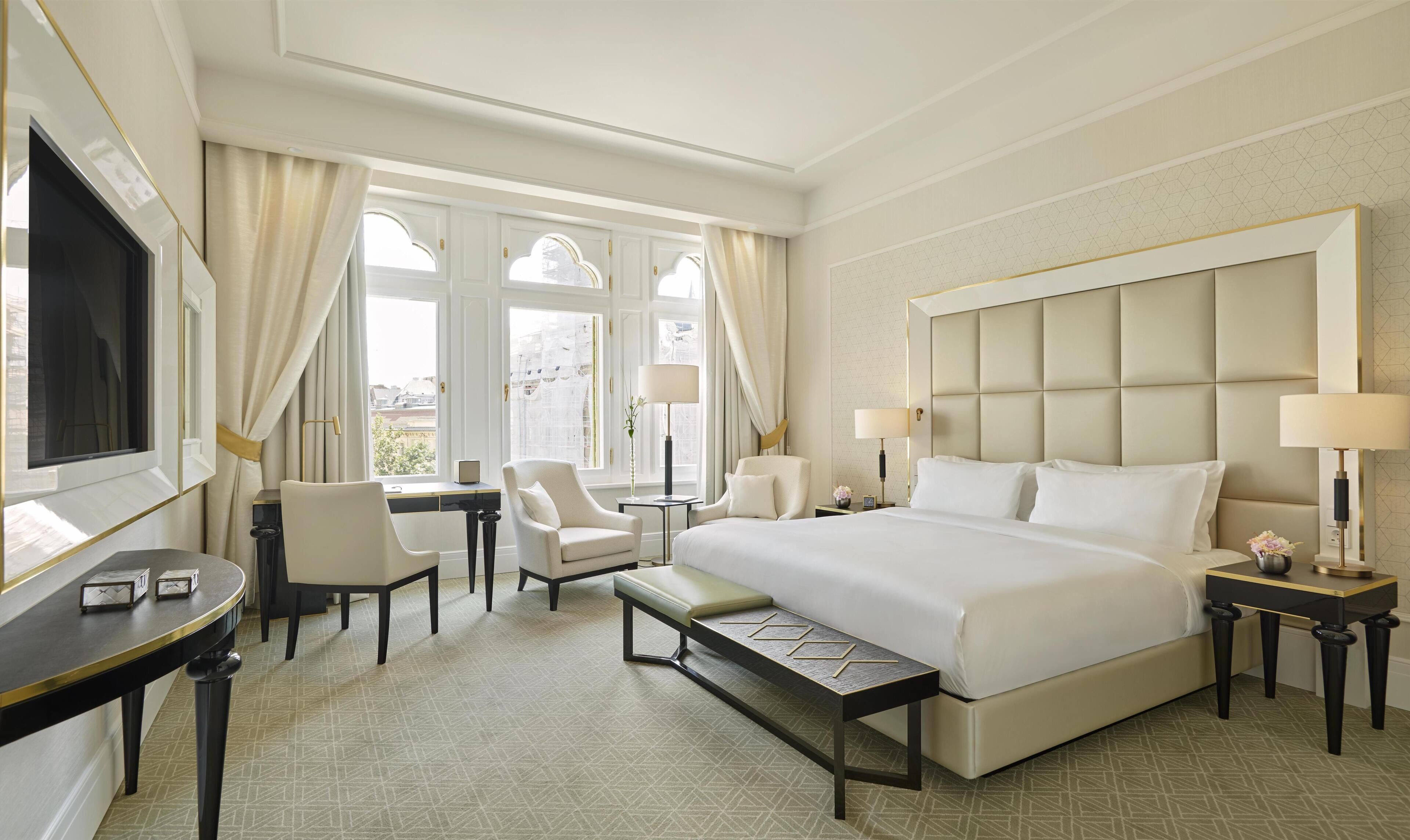 Premium Room, 1 King Bed, City View | Egyptian cotton sheets, premium bedding, pillowtop beds, minibar