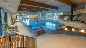 Una piscina cubierta