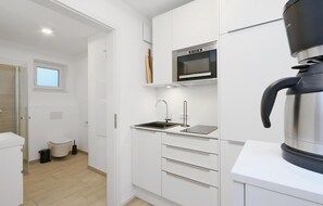 Frigorífico, microondas, placa de cocina y lavavajillas