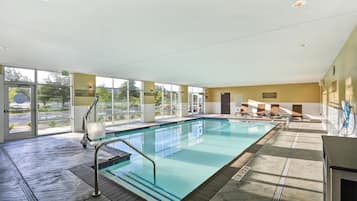 Piscina interna, espreguiçadeiras