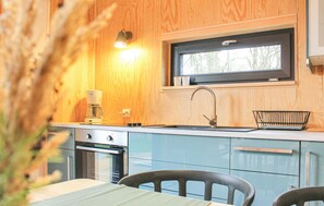 ثلاجة، موقد طهي مسطح، ماكينة لصنع القهوة/الشاي