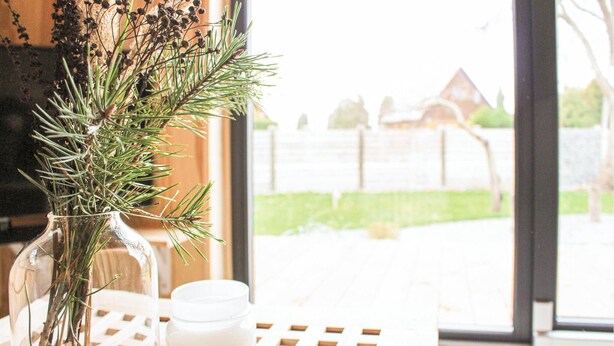 A clear view of a window with a view of a house and a fence outside. - Beautiful home in Nowe Warpno with WiFi (Nowe Warpno)